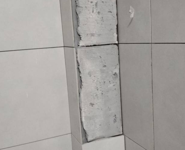 上犹瓷砖空鼓维修公司分享下瓷砖施工前基层浇水润湿程度不足，可能导致以下问题